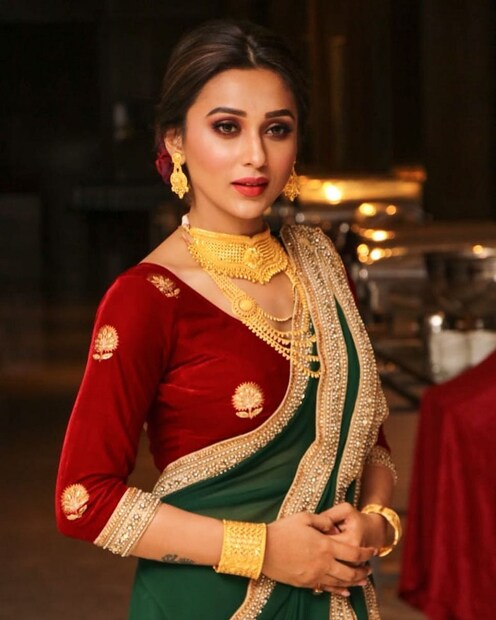♦ প্রচার মঞ্চ থেকে এ দিন এ বিষয়ে মুখ খোলেন যাদবপুর লোকসভা কেন্দ্রের তৃণমূলপ্রার্থী মিমি, বলেন,‘‘আমার পোশাক নিয়ে কটাক্ষ করা হচ্ছে ৷ বিরোধীরা আমার পোশাক নিয়ে প্রশ্ন তুলছেন ৷ তাঁরা যখন আমার পোশাক নিয়েই কটাক্ষ করছেন ৷ তা হলে সাধারণ মহিলাদের সুরক্ষা দেবে কি করে ?’’