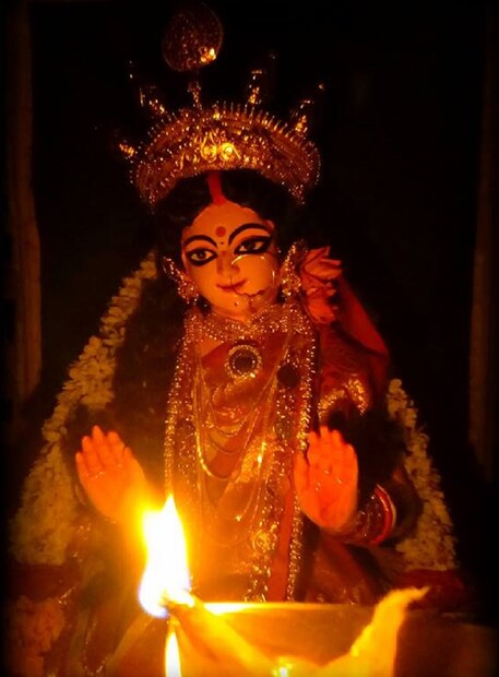 ♦ কোনও দ্রব্য সংগ্রহ করতে না পারলে, পূজার শেষে সেই দ্রব্যটির কথা মা লক্ষ্মীর কাছে উল্লেখ করে ক্ষমা চেয়ে নিলেই হবে।