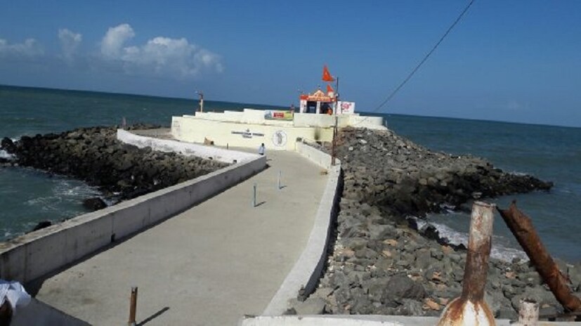 ♦ মন্দিরটির চারপাশ শুধু সমুদ্র আর সমুদ্র! এর ঠিক মাঝখানে একটু খানি জমির উপর তৈরি হয়েছে এই মন্দির। কিন্তু সমুদ্রের মাঝখানে হওয়া পূণ্যার্থীরা সব সময় এই মন্দিরে চাইলেই যেতে পারেন না। ছবি: সংগৃহীত ৷