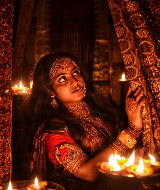 ♦ লাল রঙের পোশাক: শুনতে আজব লাগলেও অনেকেই এমনটা বিশ্বাস করেন যে মঙ্গলবার লাল রঙের জামা-কাপড় পরলে দিনটা দারুন আনন্দে কেটে যায়। কারণ বেশ কিছু বইয়ে এমনটা দাবী করা হয়েছে যে লাল রঙ, মঙ্গলের প্রভাবকে কমিয়ে দেয়। ফলে কোনও বিপদ ঘটার আশঙ্কা যেমন কমে, তেমনি নানাবিধ ঝামেলায় জড়িয়ে পরার সম্ভাবনা আর থাকে না। তাই তো বলি বন্ধু, সপ্তাহের এই বিশেষ দিনটির প্রতিটা মুহূর্তকে যদি আনন্দে ভরিয়ে তুলতে হয়, তাহলে লাল রঙের সঙ্গে বন্ধুত্ব পাতাতে ভুলবেন না যেন! ছবি: দেবমাল্য দাস ৷