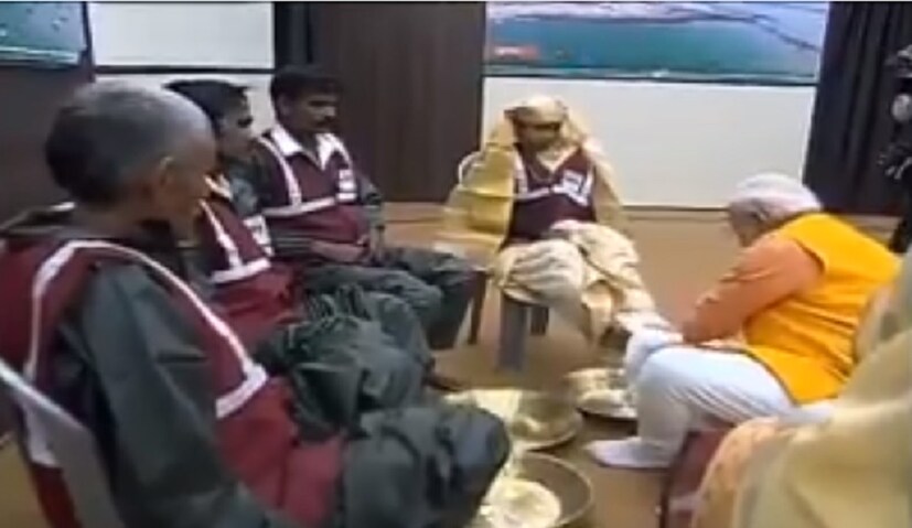 ♦গুজরাতের মুখ্যমন্ত্রী হিসাবে মেয়াদ সম্পূর্ণ করার পর ব্যক্তিগত সঞ্চয় থেকে ২১ লক্ষ টাকা গুজরাত সরকারের কর্মীদের মেয়েদের পড়াশোনার জন্য দান করেন৷ ২০১৫ সাল অবধি পাওয়া সব উপহার তিনি নিলামে তোলেন৷ সেই নিলাম থেকে সংগ্রহ করা হয় ৮ কোটি ৩৩ লক্ষ টাকা৷ নমামি গঙ্গা মিশনের জন্য এই অর্থ সংগ্রহ করা হয়৷