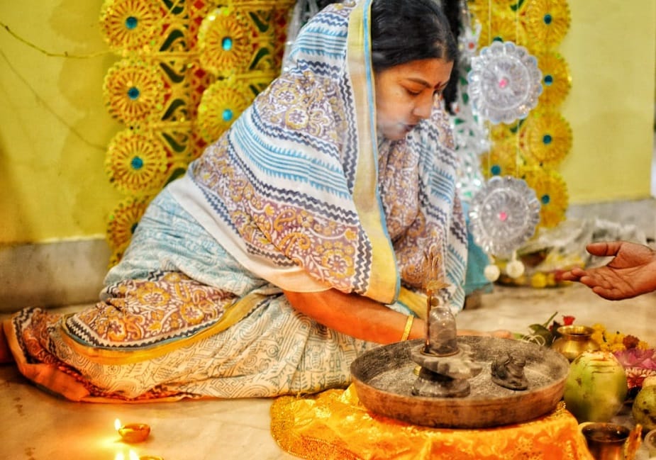 ♦ ভক্তিপ্রিযায় ভবরোগভযাপহায় উগ্রায় দুর্গভবসাগরতারণায় |জ্যোতির্মযায় গুণনামসুনৃত্যকায় দারিদ্র্য দুঃখদহনায় নমঃ শিবায় || ৩|| ♦ ভক্তিপ্রিযায় ভবরোগভযাপহায় উগ্রায় দুর্গভবসাগরতারণায় |জ্যোতির্মযায় গুণনামসুনৃত্যকায় দারিদ্র্য দুঃখদহনায় নমঃ শিবায় || ৩||