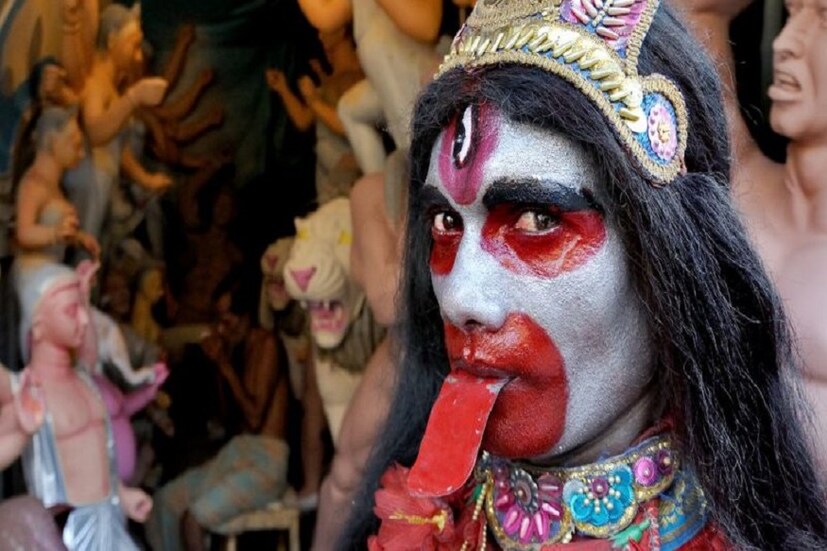 হাওড়া থেকে তারকেশ্বর লোকালে চাপতেই চোখ চলে গেল জানালার ধারে বসে থাকা এক বয়স্কার দিকে। ধবধবে সাদা শাড়ি, মাথা ভরতি পাকা চুল। বার বার কপালে হাত ঠেকাচ্ছেন আর বলছেন, 'ভোলানাথ সবই তোমার দয়া! জয় বাবা ভোলানাথ।' কথাগুলো বলে হঠাৎ করে চেয়ে বললেন, 'সবই তাঁর ইচ্ছে। তিনি চাইলে তাঁর দর্শন পাবই।' বলেই আবার কপালে হাত ঠেকিয়ে বিড়বিড় করতে লাগলেন। ততক্ষণে ট্রেন অনেক গুলো স্টেশন ছাড়িয়েছে। ভিড়ও হয়েছে বেশ। হঠাৎ ভিড় ঠেলে মাথায় জটা নিয়ে, গায়ে বাঘ ছাল, হাতে ত্রিশূল ও ডমরু নিয়ে স্বয়ং ভগবান শিব এসে হাজির। বয়স্কা ভদ্রমহিলার চক্ষু চড়কগাছ। এ কাকে দেখছেন তিনি। শিব বাবাজি ততক্ষণে তার হাতের থালাটা সবার দিকে এগিয়ে দিয়েছে। কেউ তাতে ১ টাকা ২ টাকা দিচ্ছে। কেউ কেউ আবার কানে ইয়ারফোন গুঁজে জানালর দিকে তাকিয়ে থাকতেই ব্যস্ত। কিন্তু চোখের সামনে শিবকে দেখে মাথা ঠিক রাখতে পারলেন না বয়স্কা ভদ্র মহিলা। তিনি তারকেশ্বর যাচ্ছিলেন পুজো দিতে। তিনি সঙ্গে সঙ্গে নিজের পুটুলি খুলে যা নিয়ে যাচ্ছিলেন পুজোর জন্য সব ট্রেনের শিবের ঝোলায় ঢেলে দিলেন। চোখ দিয়ে জল গড়িয়ে পড়ছে। পায়ে হাত দিয়ে প্রণাম করতে যাবেন, এমন সময় শিব ভদ্র মহিলার হাত ধরে ফেলে বলল,'ছি, ছি এ কী করছেন? আমি শিব নই! আমি ছিনাথ বহুরূপী। আমি ট্রেনে শিব সেঁজে ভিক্ষে করি মা।' ভদ্রমহিলা অবাক হলেন। হা করে শিব ঠাকুরের দিকে তাকিয়ে রইলেন। ছিনাথ বহুরূপী নামটা শুনেই শরৎচন্দ্রের লেখা 'শ্রীনাথ বহুরূপী'র কথা মনে পড়ে গেল। মেজদার কঠোর তত্ত্বাবধানে ভাইদের পড়াশোনা চলছে। বারান্দায় বসে বৃদ্ধ রামকমল আফিম খেয়ে ঢুলছেন। হঠাৎ করে এক পেল্লাই বাঘের হামলা। মেজদাদা তো একেবারে ভিরমি খেলেন। শ্রীকান্তদের পড়াশোনা সব লাটে উঠল। একেবারে হুলস্থুল অবস্থা। ভয় পেয়ে বাঘ বেচারাও ডালিম গাছের আড়ালে গিয়ে লুকিয়েছে। তখনই সাহসী ইন্দ্র এসে হাজির। সব শুনে প্রথমে সেও একটু চমকায়। তারপর আলো আর লাঠি নিয়ে ডালিম গাছের দিকে যেতেই কাঁদো কাঁদো গলায় বলে ওঠে,'আমি বাঘ-ভালুক নই। ছিদাম বহুরূপী।' ইন্দ্র হো হো করে হেসে উঠল। কেটে দেওয়া হল বাঘ বাবাজির কাপড়ের লেজ।  photo source collected হাওড়া থেকে তারকেশ্বর লোকালে চাপতেই চোখ চলে গেল জানালার ধারে বসে থাকা এক বয়স্কার দিকে। ধবধবে সাদা শাড়ি, মাথা ভরতি পাকা চুল। বার বার কপালে হাত ঠেকাচ্ছেন আর বলছেন, 'ভোলানাথ সবই তোমার দয়া! জয় বাবা ভোলানাথ।' কথাগুলো বলে হঠাৎ করে চেয়ে বললেন, 'সবই তাঁর ইচ্ছে। তিনি চাইলে তাঁর দর্শন পাবই।' বলেই আবার কপালে হাত ঠেকিয়ে বিড়বিড় করতে লাগলেন। ততক্ষণে ট্রেন অনেক গুলো স্টেশন ছাড়িয়েছে। ভিড়ও হয়েছে বেশ। হঠাৎ ভিড় ঠেলে মাথায় জটা নিয়ে, গায়ে বাঘ ছাল, হাতে ত্রিশূল ও ডমরু নিয়ে স্বয়ং ভগবান শিব এসে হাজির। বয়স্কা ভদ্রমহিলার চক্ষু চড়কগাছ। এ কাকে দেখছেন তিনি। শিব বাবাজি ততক্ষণে তার হাতের থালাটা সবার দিকে এগিয়ে দিয়েছে। কেউ তাতে ১ টাকা ২ টাকা দিচ্ছে। কেউ কেউ আবার কানে ইয়ারফোন গুঁজে জানালর দিকে তাকিয়ে থাকতেই ব্যস্ত। কিন্তু চোখের সামনে শিবকে দেখে মাথা ঠিক রাখতে পারলেন না বয়স্কা ভদ্র মহিলা। তিনি তারকেশ্বর যাচ্ছিলেন পুজো দিতে। তিনি সঙ্গে সঙ্গে নিজের পুটুলি খুলে যা নিয়ে যাচ্ছিলেন পুজোর জন্য সব ট্রেনের শিবের ঝোলায় ঢেলে দিলেন। চোখ দিয়ে জল গড়িয়ে পড়ছে। পায়ে হাত দিয়ে প্রণাম করতে যাবেন, এমন সময় শিব ভদ্র মহিলার হাত ধরে ফেলে বলল,'ছি, ছি এ কী করছেন? আমি শিব নই! আমি ছিনাথ বহুরূপী। আমি ট্রেনে শিব সেঁজে ভিক্ষে করি মা।' ভদ্রমহিলা অবাক হলেন। হা করে শিব ঠাকুরের দিকে তাকিয়ে রইলেন। ছিনাথ বহুরূপী নামটা শুনেই শরৎচন্দ্রের লেখা 'শ্রীনাথ বহুরূপী'র কথা মনে পড়ে গেল। মেজদার কঠোর তত্ত্বাবধানে ভাইদের পড়াশোনা চলছে। বারান্দায় বসে বৃদ্ধ রামকমল আফিম খেয়ে ঢুলছেন। হঠাৎ করে এক পেল্লাই বাঘের হামলা। মেজদাদা তো একেবারে ভিরমি খেলেন। শ্রীকান্তদের পড়াশোনা সব লাটে উঠল। একেবারে হুলস্থুল অবস্থা। ভয় পেয়ে বাঘ বেচারাও ডালিম গাছের আড়ালে গিয়ে লুকিয়েছে। তখনই সাহসী ইন্দ্র এসে হাজির। সব শুনে প্রথমে সেও একটু চমকায়। তারপর আলো আর লাঠি নিয়ে ডালিম গাছের দিকে যেতেই কাঁদো কাঁদো গলায় বলে ওঠে,'আমি বাঘ-ভালুক নই। ছিদাম বহুরূপী।' ইন্দ্র হো হো করে হেসে উঠল। কেটে দেওয়া হল বাঘ বাবাজির কাপড়ের লেজ।  photo source collected