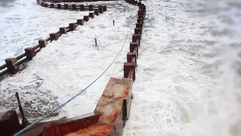 ♦ ভগবান শিবের দর্শন করতে হলে দুপুর ১টা থেকে রাত ১০টার মধ্যে আসতে হয়। কারণ, অন্য সময় জলের তলায় থাকে এই মন্দিরের প্রবেশ পথ। কোনও এক আশ্চর্য কারণে বেলা ১টা থেকে রাত ১০টা পর্যন্ত প্রবেশ পথে সমুদ্রের জল আসে না। ছবি: সংগৃহীত ৷