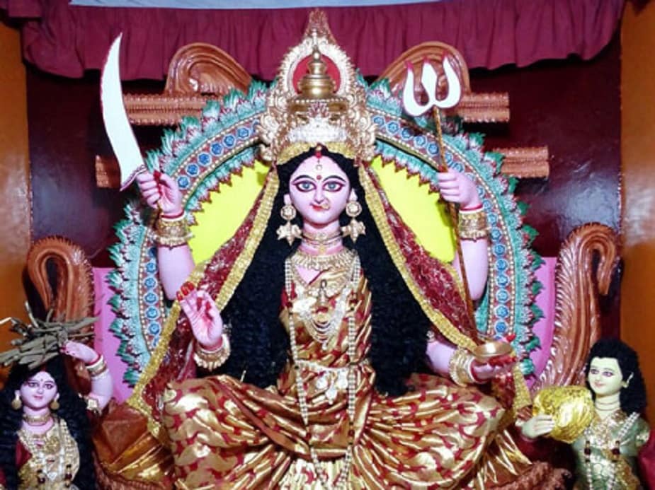 ♦ সম্মান বৃদ্ধি পায়: যেমনটা আগেও আলোচনা করা হয়েছে যে শুক্র গ্রহকে প্রসন্ন করতে পারলে সামাজিক সম্মান তো বৃদ্ধি পায়ই, সেই সঙ্গে কর্মক্ষেত্রেও গ্রহণযোগ্যতা বৃদ্ধি পায় চোখে পরার মতো। তাই তো বলি বন্ধু, সারাক্ষণ যদি লাইম লাইটে থাকার স্বপ্ন পূরণ করতে হয়, তাহলে শুক্র মন্ত্র জপ করার মধ্যে দিয়ে শুক্র গ্রহকে বন্ধু বানাতে দেরি করবেন না যেন! ♦ সম্মান বৃদ্ধি পায়: যেমনটা আগেও আলোচনা করা হয়েছে যে শুক্র গ্রহকে প্রসন্ন করতে পারলে সামাজিক সম্মান তো বৃদ্ধি পায়ই, সেই সঙ্গে কর্মক্ষেত্রেও গ্রহণযোগ্যতা বৃদ্ধি পায় চোখে পরার মতো। তাই তো বলি বন্ধু, সারাক্ষণ যদি লাইম লাইটে থাকার স্বপ্ন পূরণ করতে হয়, তাহলে শুক্র মন্ত্র জপ করার মধ্যে দিয়ে শুক্র গ্রহকে বন্ধু বানাতে দেরি করবেন না যেন!