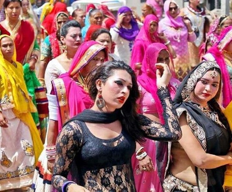 ♦ কিন্নরদের নিয়ে উপহাস করবেন না ৷ বরং তাঁদের সাহায্য করুন ৷ ছবি: সংগৃহীত ৷