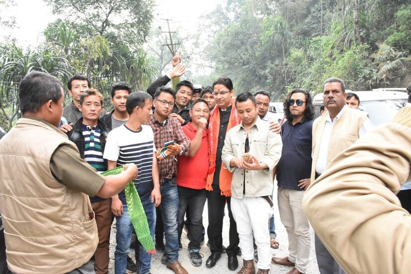 তবে যাবতীয় বিতর্কের মধ্যেই পাহাড়ে জোরদার প্রচারকাজে ব্যস্ত লোকসভা প্রার্থী রাজু বিস্তা । 
