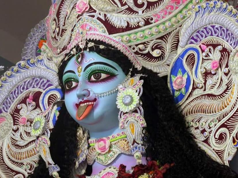 শ্যামা কালী বা শান্তিকালী মা ৷ গৃহস্থের শান্তি সমৃদ্ধিতেই প্রতি বছর বা পাঁচ বছরে সাধারণত অনেকেই মায়ের পুজো করে থাকেন ৷ ছবি সংগৃহীত ৷