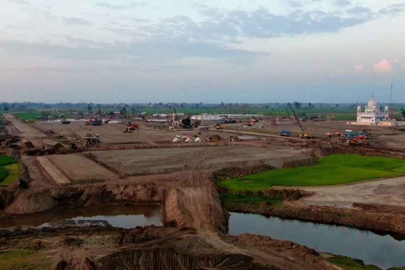 তবে, পুলওয়ামা ও সন্ত্রাসবাদ নিয়ে ভারত-পাক চাপানউতোরের মধ্যেই কর্তারপুর করিডর নির্মাণের কাজ শুরু করেছে পাকিস্তান । 