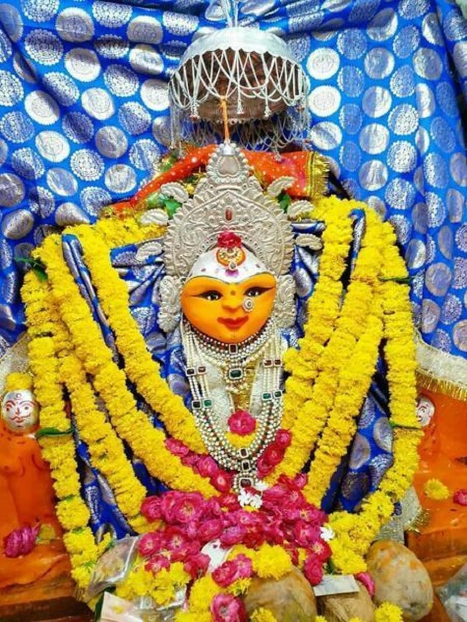 ♦ সম্মান বৃদ্ধি পায়: যেমনটা আগেও আলোচনা করা হয়েছে যে শুক্র গ্রহকে প্রসন্ন করতে পারলে সামাজিক সম্মান তো বৃদ্ধি পায়ই, সেই সঙ্গে কর্মক্ষেত্রেও গ্রহণযোগ্যতা বৃদ্ধি পায় চোখে পরার মতো। তাই তো বলি বন্ধু, সারাক্ষণ যদি লাইম লাইটে থাকার স্বপ্ন পূরণ করতে হয়, তাহলে শুক্র মন্ত্র জপ করার মধ্যে দিয়ে শুক্র গ্রহকে বন্ধু বানাতে দেরি করবেন না যেন! ♦ সম্মান বৃদ্ধি পায়: যেমনটা আগেও আলোচনা করা হয়েছে যে শুক্র গ্রহকে প্রসন্ন করতে পারলে সামাজিক সম্মান তো বৃদ্ধি পায়ই, সেই সঙ্গে কর্মক্ষেত্রেও গ্রহণযোগ্যতা বৃদ্ধি পায় চোখে পরার মতো। তাই তো বলি বন্ধু, সারাক্ষণ যদি লাইম লাইটে থাকার স্বপ্ন পূরণ করতে হয়, তাহলে শুক্র মন্ত্র জপ করার মধ্যে দিয়ে শুক্র গ্রহকে বন্ধু বানাতে দেরি করবেন না যেন!