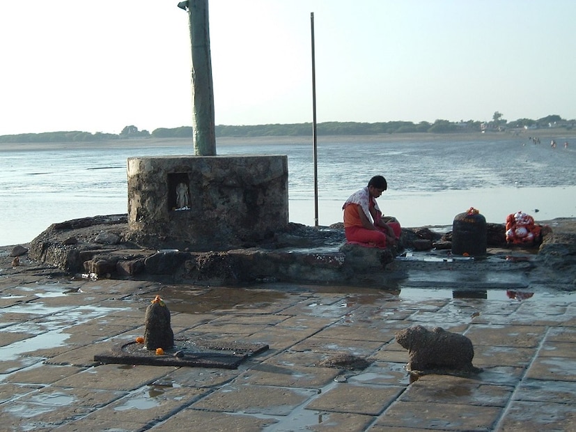 ♦ ভগবান শিবের দর্শন করতে হলে দুপুর ১টা থেকে রাত ১০টার মধ্যে আসতে হয়। কারণ, অন্য সময় জলের তলায় থাকে এই মন্দিরের প্রবেশ পথ। কোনও এক আশ্চর্য কারণে বেলা ১টা থেকে রাত ১০টা পর্যন্ত প্রবেশ পথে সমুদ্রের জল আসে না। ছবি: সংগৃহীত ৷