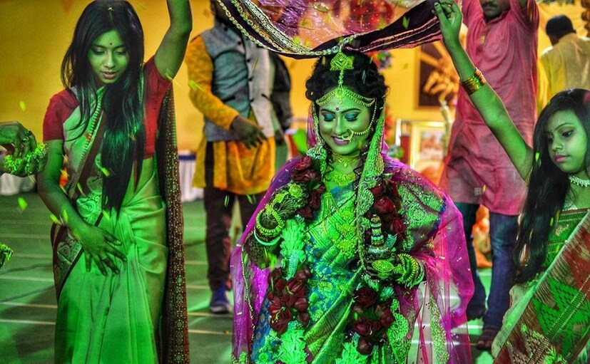  ♦ মঙ্গলবার বিয়ে, নৈব নৈব চ! যেমনটা আগেও আলোচনা করা হয়েছে যে মঙ্গলবার কিন্তু মোটেও শুভ দিন নয়। তাই তো এদিন কোনও শুভ কাজ করতে মানা করা হয়, বিশেষত এই দিন বিবাহ অনুষ্ঠানের আয়োজন করাও একেবারে উচিত নয়। কারণ এমনটা করলে বৈবাহিক জীবনে নানাবিধ সমস্যা মাথা চাড়া দিয়ে ওঠার আশঙ্কা বৃদ্ধি পায়। প্রসঙ্গত, এক্ষেত্রে জেনে রাখা ভাল যে শাস্ত্র মতে সোম, বুধ এবং শুক্রবার হল বিবাহের জন্য় সবথেকে আদর্শ দিন। ছবি: দেবমাল্য দাস ৷
