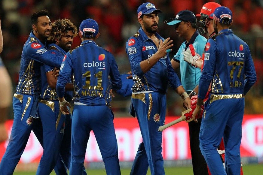 ম্যাচের শেষ বলটা করতে গিয়ে যে লাসিথ মালিঙ্গার পা ক্রিজ ছেড়ে বেরিয়ে গিয়েছিল, তা আম্পায়ারের চোখ এড়িয়ে যায়। যা টিভি রিপ্লে-য় ধরা পড়ে। আর এতেই ম্যাচ শেষে ক্ষোভে ফেটে পড়েন অধিনায়ক বিরাট-সহ গোটা দলই ৷ Photo Courtesy: BCCI/IPL ম্যাচের শেষ বলটা করতে গিয়ে যে লাসিথ মালিঙ্গার পা ক্রিজ ছেড়ে বেরিয়ে গিয়েছিল, তা আম্পায়ারের চোখ এড়িয়ে যায়। যা টিভি রিপ্লে-য় ধরা পড়ে। আর এতেই ম্যাচ শেষে ক্ষোভে ফেটে পড়েন অধিনায়ক বিরাট-সহ গোটা দলই ৷ Photo Courtesy: BCCI/IPL