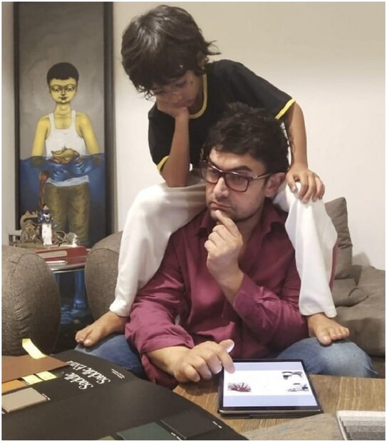 আমির খানের কাঁধে চড়েছেন তাঁর দুষ্টু ছেলে আজাদ। photo source Instagram