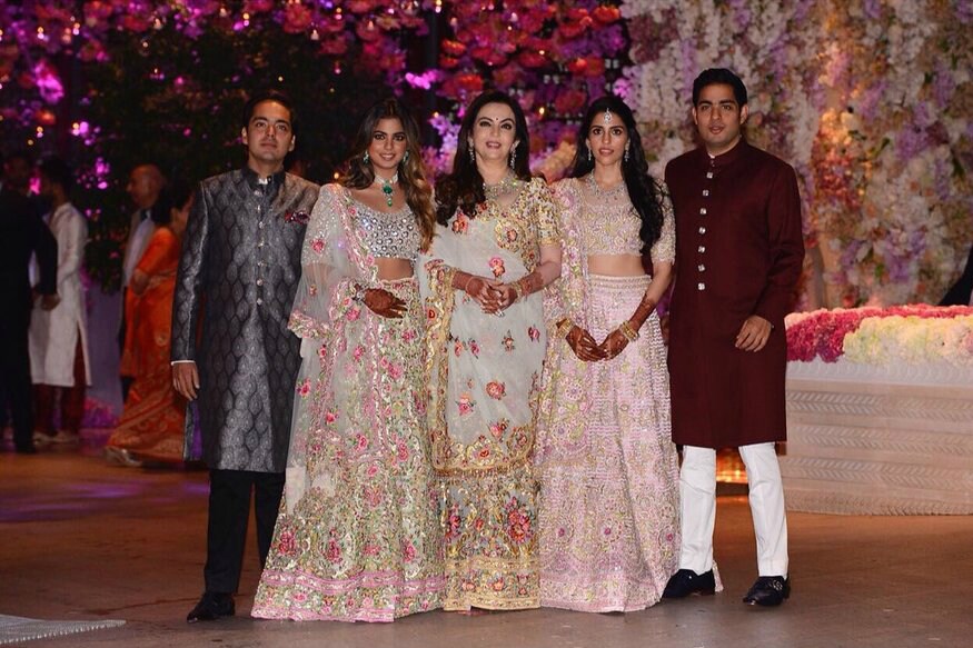 রিলায়েন্স ইন্ডাসট্রিজের চেযারম্যান মুকেশ আম্বানি ও নীতা আম্বানির বড় ছেলে আকাশ আম্বানির বিয়ে শ্লোকা মেহতার সঙ্গে শিগগিরি হতে চলেছে ৷ এই বিয়ে নিয়েই চলছে যাবতীয় তোড়জোড় ৷ খুশির হাওয়া বইছে আম্বানি হাউস অ্যান্টিলিয়ায় ৷ কনের সাজে সেজেছে মুকেশ আম্বানির বাড়ি ৷ আগামিকাল আকাশ আম্বানি ও শ্লোকা মেহতার মেহেন্দি অনুষ্ঠান হতে চলেছে ৷ আগামী ৯ মার্চ থেকে ১১ মার্চ পর্যন্ত বিয়ে ও বিয়ে পরবর্তী অনুষ্ঠান নিয়ে মুম্বইতে জমকালো অনুষ্ঠান হতে চলেছে ৷ সম্প্রতি প্রিওয়েডিং অনুষ্ঠান নিয়ে তারকার সমাবেশ ঘটেছে ৷ সেই দেখেই অনুমান করা হচ্ছে এই হাই প্রোফাইল বিয়েতে বসতে চলেছে চাঁদের হাট ৷ রিলায়েন্স ইন্ডাসট্রিজের চেযারম্যান মুকেশ আম্বানি ও নীতা আম্বানির বড় ছেলে আকাশ আম্বানির বিয়ে শ্লোকা মেহতার সঙ্গে শিগগিরি হতে চলেছে ৷ এই বিয়ে নিয়েই চলছে যাবতীয় তোড়জোড় ৷ খুশির হাওয়া বইছে আম্বানি হাউস অ্যান্টিলিয়ায় ৷ কনের সাজে সেজেছে মুকেশ আম্বানির বাড়ি ৷ আগামিকাল আকাশ আম্বানি ও শ্লোকা মেহতার মেহেন্দি অনুষ্ঠান হতে চলেছে ৷ আগামী ৯ মার্চ থেকে ১১ মার্চ পর্যন্ত বিয়ে ও বিয়ে পরবর্তী অনুষ্ঠান নিয়ে মুম্বইতে জমকালো অনুষ্ঠান হতে চলেছে ৷ সম্প্রতি প্রিওয়েডিং অনুষ্ঠান নিয়ে তারকার সমাবেশ ঘটেছে ৷ সেই দেখেই অনুমান করা হচ্ছে এই হাই প্রোফাইল বিয়েতে বসতে চলেছে চাঁদের হাট ৷