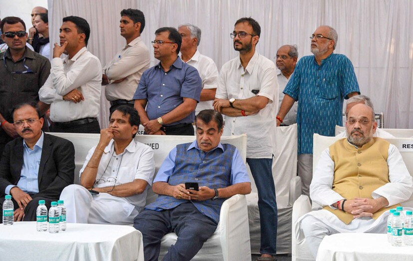 পানাজীতে গোয়া মুখ্যমন্ত্রী মনোহর পর্রীকরের শেষকৃত্য যোগ দিয়েছিলেন বিজেপির সর্ব ভারতীয় সভাপতি আমিত শাহ, নিতিন গড়করি, সুরেশ প্রভু ও অনান্যরাও (Image: PTI)