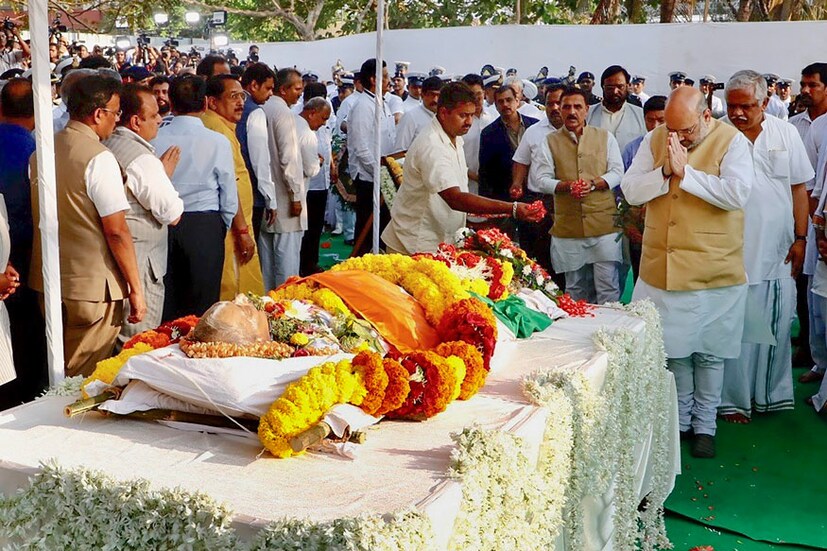 মনোহর পর্রীকরকে শেষ শ্রদ্ধা জানালেন বিজেপির সর্ব ভারতীয় সভাপতি আমিত শাহ (Image: PTI)