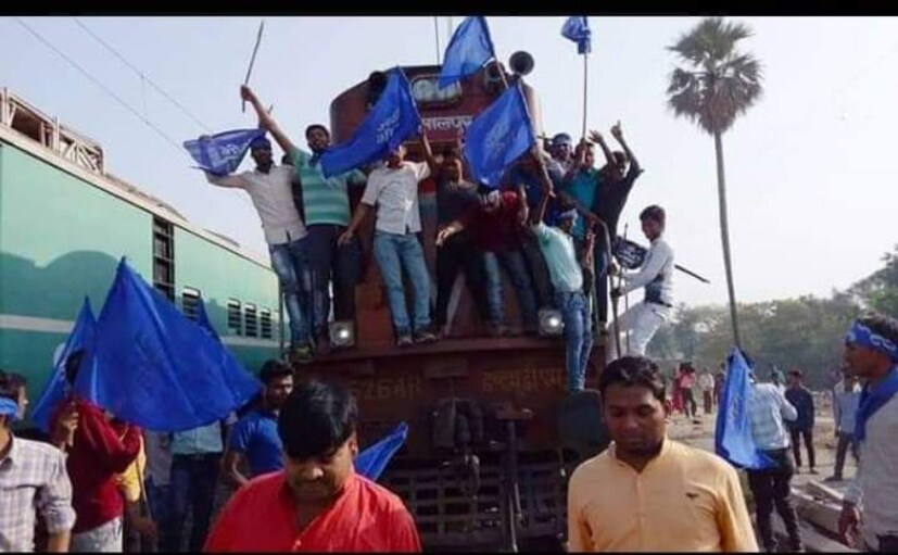 সরকারের ১৩ পয়েন্ট রোস্টার সিস্টেম নিয়ে এলাহাবাদ হাইকোর্টের নির্দেশের ওপর স্থগিতাদেশ দেয় সুপ্রিম কোর্ট ৷ যার ফলস্বরূপ সমাজের অনগ্রসর সম্প্রদায়ের এই প্রতিবাদ ৷ (Image: News18)