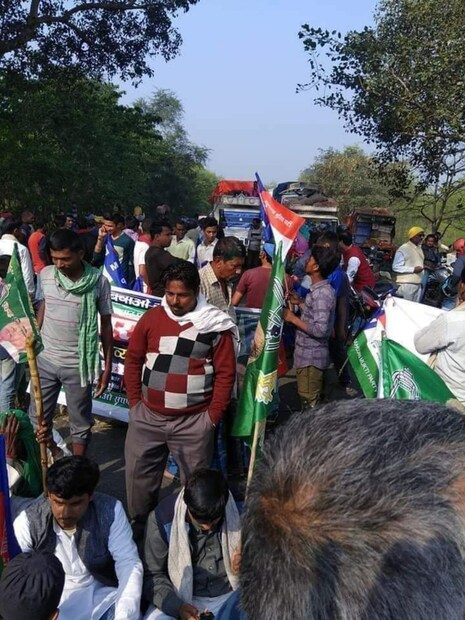রেললাইনের ওপর বসে বিক্ষোভ দেখাতে থাকেন অনেকেই ৷ তাদের সরিয়েও দেয় জিআরপি ৷ আপাতত ট্রেন চলাচল স্বাভাবিক রয়েছে ৷  (Image: News18)
