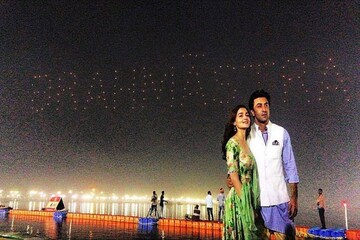 আকাশে উড়ল ১৫০টি ড্রোন, আলিয়া-রণবীরের চোখের সামনে ব্রহ্মাস্ত্র আকাশে উড়ল ১৫০টি ড্রোন, আলিয়া-রণবীরের চোখের সামনে ব্রহ্মাস্ত্র