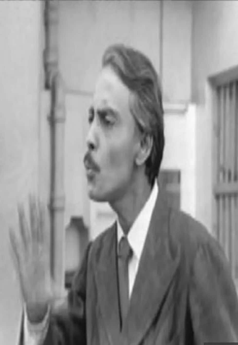 'ধন্যি মেয়ে' ছবিতে চিন্ময় রায় হয়েছিলেন উকিল। পাতলা চেহারায় কোট ঝুলিয়ে, মাথায় সাদা পাউডার লাগিয়ে পাক্কা উকিল তিনি। বগার সঙ্গে মনসার বিবাহ বিচ্ছেদের ভার দেওয়া হয়েছিল তাঁকে। তিনি ওইটুকুতেই নিজের জাত চিনিয়ে দিয়েছিলেন। তাঁর এই ছবিগুলো ভোলার নয়।photo source collected 'ধন্যি মেয়ে' ছবিতে চিন্ময় রায় হয়েছিলেন উকিল। পাতলা চেহারায় কোট ঝুলিয়ে, মাথায় সাদা পাউডার লাগিয়ে পাক্কা উকিল তিনি। বগার সঙ্গে মনসার বিবাহ বিচ্ছেদের ভার দেওয়া হয়েছিল তাঁকে। তিনি ওইটুকুতেই নিজের জাত চিনিয়ে দিয়েছিলেন। তাঁর এই ছবিগুলো ভোলার নয়।photo source collected