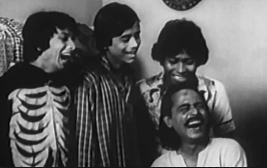 'চারমূর্তি' ছবির টেনিদাকে নিয়ে তো কিছু বলারই নেই। মাছের মাথা খাওয়া থেকে শুরু করে, ঢপবাজিতে এই টেনিদাই ছিলেন সেরা। নারায়ণ গঙ্গোপাধ্যায়ের 'টেনিদা'-কে যথাযথ ভাবে পর্দায় তুলে ধরেছিলেন চিন্ময় রায়।photo source collected 'চারমূর্তি' ছবির টেনিদাকে নিয়ে তো কিছু বলারই নেই। মাছের মাথা খাওয়া থেকে শুরু করে, ঢপবাজিতে এই টেনিদাই ছিলেন সেরা। নারায়ণ গঙ্গোপাধ্যায়ের 'টেনিদা'-কে যথাযথ ভাবে পর্দায় তুলে ধরেছিলেন চিন্ময় রায়।photo source collected