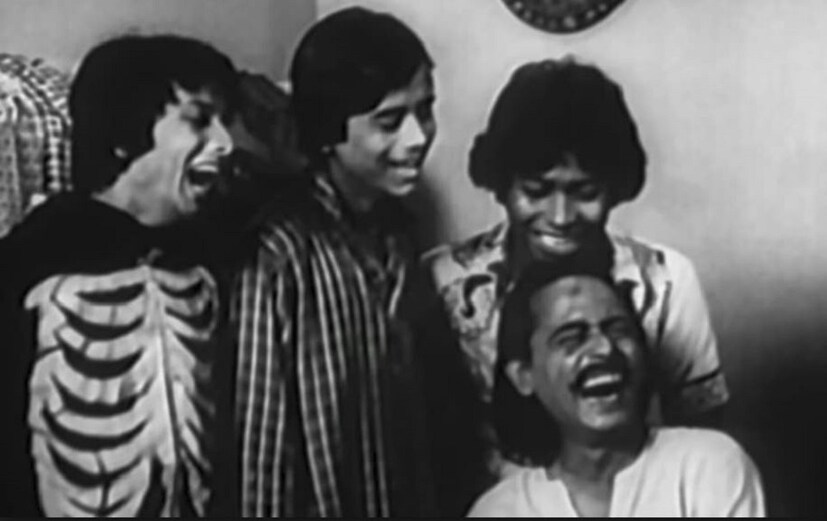 'চারমূর্তি' ছবির টেনিদাকে নিয়ে তো কিছু বলারই নেই। মাছের মাথা খাওয়া থেকে শুরু করে, ঢপবাজিতে এই টেনিদাই ছিলেন সেরা। নারায়ণ গঙ্গোপাধ্যায়ের 'টেনিদা'-কে যথাযথ ভাবে পর্দায় তুলে ধরেছিলেন চিন্ময় রায়। photo source collected  'ননীগোপালের বিয়ে' ছবিতে বিশ্ববিদ্যালয়ের শোতে নামকরা শিল্পীদের না আনতে পেরে নিজেই দর্শকদের সামাল দিতে উঠে যান। তারপর রবি ঠাকুরকে নিয়ে যা বলেছিলেন তা দর্শক কোনও দিনই ভুলতে পারেননি। এমন অভিনয় কেবল তিনিই পারেন। photo source collected