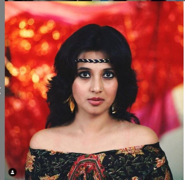 ২০১৪ সালে তিনি রাজনীতিতে আসেন। তৃণমূল কংগ্রেসের হয়ে তিনি বাঁকুড়া থেকে লোকসভা ভোটে যেতেন। এবার দাঁড়িয়েছেন আসানসোল থেকে। ৬৪ বছর বয়সেও জীবন ও দুই মেয়ে ও স্বামীকে সামলে তিনি মন থেকেই করছেন মানুষের সেবা। রাজনীতিতেও তাঁকে মানুষ ভালবেসেছে। যেভাবে ভালবাসে সিনেমা প্রেমীরা। photo source collected