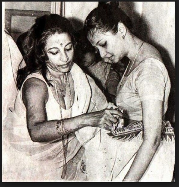 মহানয়িকা সুচিত্রা সেনের এক মাত্র মেয়ে মুনমুন সেন। অনেকে বলেন অভিনয়ে মায়ের সমান না হতে পারলেও সৌন্দর্যে মাকেও ছাড়িয়ে গিয়েছেন তিনি। মুনমুন সেনের কথা বলা থেকে চলা সবেতেই আছে এক মোহময়ী ছন্দ। photo source collected