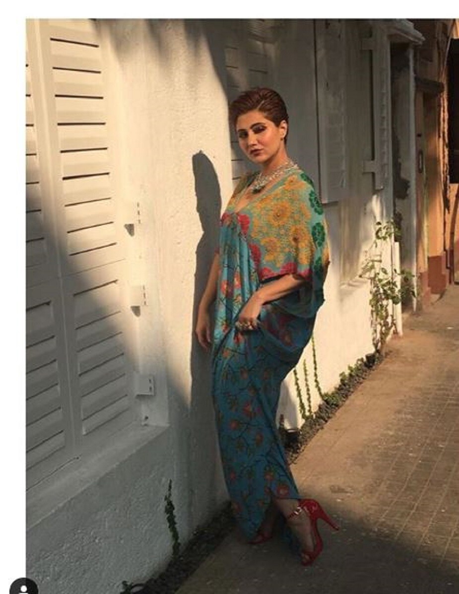 এই সুন্দর পোশাকটি পড়ে তিনি ছবি পোস্ট করলেন সোশ্যাল মিডিয়ায়। লিখলেন, এই সুন্দর পোশাকটি পড়ে তিনি ছবি পোস্ট করলেন সোশ্যাল মিডিয়ায়। লিখলেন,