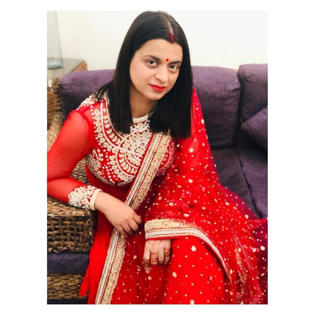 • জানা যায়, রঙ্গোলি হিমাচল প্রদেশের প্রথম অ্যাসিড অ্যাটাক সারভাইভার ৷ অবিনাশ নামের এক যুবক তাঁর উপর হামলা চালায় ৷ অবিনাশকে গ্রেফতার করা হয় ৷ ২০০৬ সালে এই হামলার পর রঙ্গোলির মুখের অনেকাংশ পুড়ে যায় এবং একটি চোখের ৯০ শতাংশ দৃষ্টি শক্তি চলে যায়। একটা কান নষ্ট হয়ে যায়। পরে ৫৭টি অস্ত্রপচারের মাধ্যমে অনেকটা স্বাভাবিক চেহারা ফিরে পান রঙ্গোলি। ছবি: ইনস্টাগ্রাম ৷ • জানা যায়, রঙ্গোলি হিমাচল প্রদেশের প্রথম অ্যাসিড অ্যাটাক সারভাইভার ৷ অবিনাশ নামের এক যুবক তাঁর উপর হামলা চালায় ৷ অবিনাশকে গ্রেফতার করা হয় ৷ ২০০৬ সালে এই হামলার পর রঙ্গোলির মুখের অনেকাংশ পুড়ে যায় এবং একটি চোখের ৯০ শতাংশ দৃষ্টি শক্তি চলে যায়। একটা কান নষ্ট হয়ে যায়। পরে ৫৭টি অস্ত্রপচারের মাধ্যমে অনেকটা স্বাভাবিক চেহারা ফিরে পান রঙ্গোলি। ছবি: ইনস্টাগ্রাম ৷