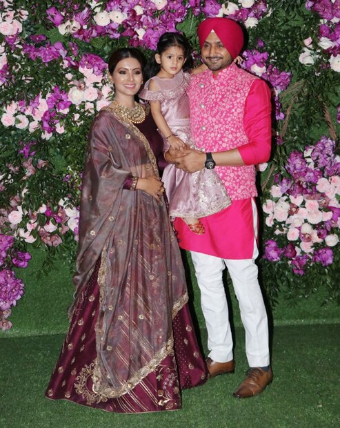 • মেয়েকে নিয়ে এলেন হরভজন সিং ও গীতা বসরা ৷ (Image: Viral Bhayani)