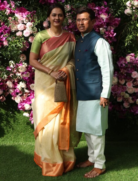 • স্ত্রী রবি মোরের সঙ্গে আম্বানির বিয়েতে কিরণ মোরে ৷ (Image: Viral Bhayani)
