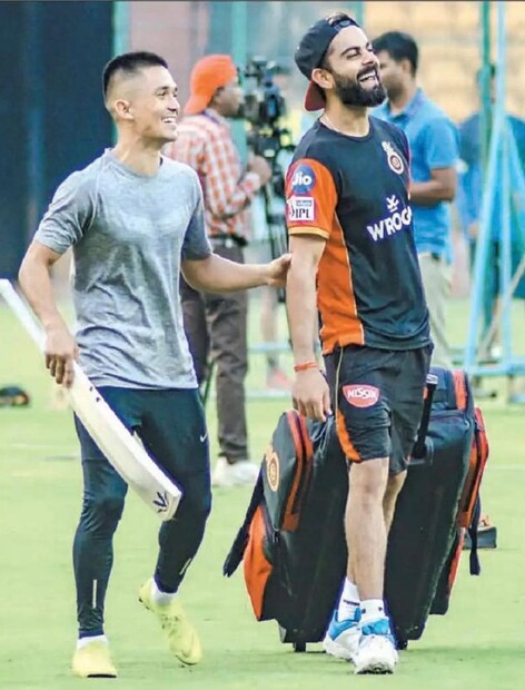 বিরাট কোহলির সঙ্গে দেখা করতে মাঠে হাজির সুনীল ছেত্রী ৷ দিন কয়েক আগেই বেঙ্গালুরু এফসি আইএসএল চ্যাম্পিয়ন হয়েছে ৷ ফুটবলের বেঙ্গালুরুর চ্যাম্পিয়ন দল এবার ক্রিকেটের বেঙ্গালুরুর দলকে কি মোটিভেট করতে এসেছিল ৷ Photo Courtesy - RCB/ Twitter Handle 