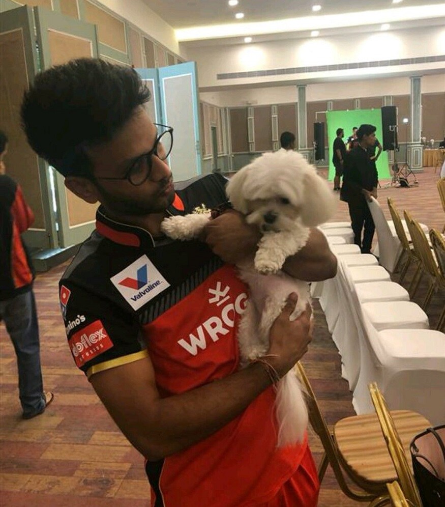 RCB -র ক্রিকেটাররা সকলে একটা স্পেশাল ফটোশ্যুট করে নিলেন এর ফাঁকে ৷ বিভিন্ন ব্রিডের কুকুরদের সঙ্গে ক্রিকেটাররা করলেন দেদার ফটোশ্যুট ৷ Photo Courtesy - RCB/ Twitter Handle RCB -র ক্রিকেটাররা সকলে একটা স্পেশাল ফটোশ্যুট করে নিলেন এর ফাঁকে ৷ বিভিন্ন ব্রিডের কুকুরদের সঙ্গে ক্রিকেটাররা করলেন দেদার ফটোশ্যুট ৷ Photo Courtesy - RCB/ Twitter Handle