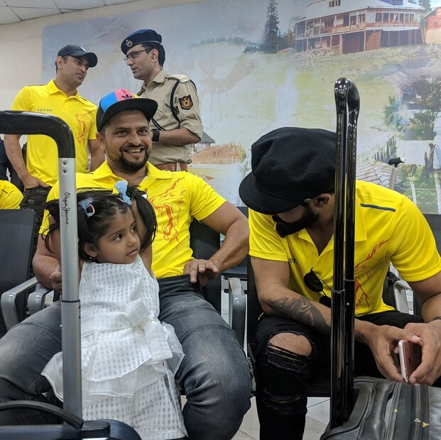 চেন্নাই অধিনায়ক ধোনি যে পরিস্থিতি অনুযায়ী দলের কৌশল তৈরি করেন, সেকথা জানিয়েছেন দলের দুই ক্রিকেটার ডোয়েন ব্র্যাভো এবং সুরেশ রায়না ৷ Photo Courtesy: Chennai Super Kings/Twitter Handle