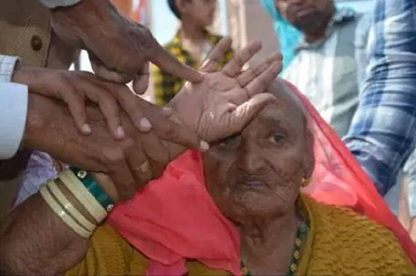 আজও স্বামীর কথা বললে চোখের জল বাঁধ মানে না গুট্টুদেবীর ৷ রাজস্থানের ভিখারাম টাডা গ্রামের বাসিন্দা এই ভদ্রমহিলা স্বামী মারা যাওয়ার বহু বছর পর অবধি তিনি নিয়মিত সিঁদুর পরতেন ৷ তিনি মনে করতেন তাঁর বীর স্বামীকে বাঁচিয়ে রাখার এটাই উপায় ৷ 