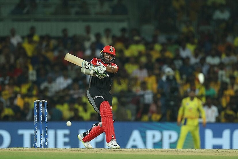 চেন্নাই সুপার কিংস বনাম রয়্যাল চ্যালেঞ্জার্স বেঙ্গালুরু৷ প্রথম দিনের ম্যাচে স্বামীর খেলা দেখতে জিভাকে কোলে নিয়ে স্টেডিয়ামে হাজির ধোনির স্ত্রী সাক্ষী৷ ছবি সৌজন্য: IPL অফিসিয়াল ওয়েবসাইট