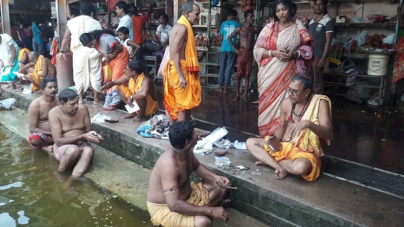 প্রচলিত আছে তারকেশ্বরের দুধ পুকুরে ডুব দিয়ে যে যা সমষ্কামনা করেন তা পূরণ হয় সহজেই ৷ ছবি সংগৃহীত ৷ 