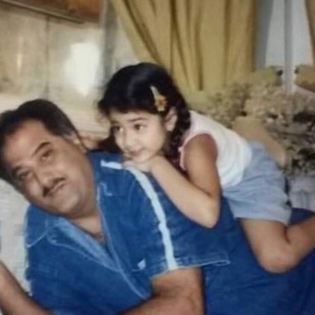 মায়ের যেমন খুব প্রিয় জাহ্নবী তেমনি বনি কাপুরের এই মেয়েও তাঁর কতটা কাছের এই ছবিই তার প্রমাণ ৷ Photo Courtesy - Instagram 