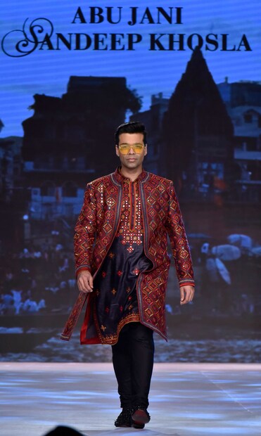 ডিজাইনার আবু জানি ও সন্দীপ খোসলার পোশাক পরে র‍্যাম্পে হাঁটলেন করণ জোহর। (Image: Viral Bhayani) 