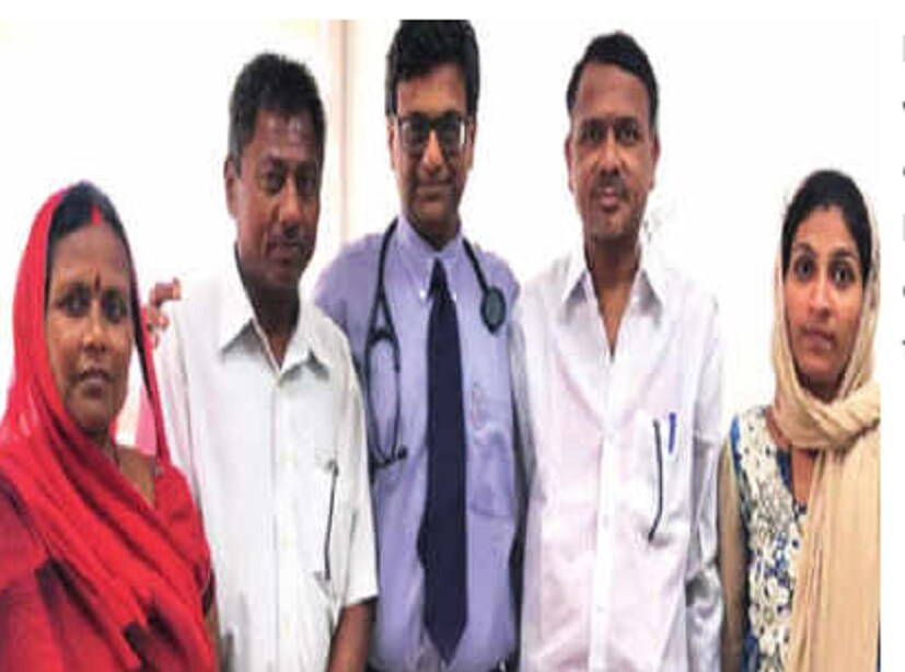 • মাস খানেক আগে প্রায় একই সময়ে দু’টি পরিবার ছুটে এসেছিল থানের এক নেফ্রোলজিস্ট ডঃ হেমাল শাহের কাছে ৷ একটি পরিবার হিন্দু, অন্য পরিবার মুসলিম ধর্মাবলম্বী ৷ বিহার থেকে এসেছেন রামস্বার্থ যাদব আর থানের স্থানীয় বাসিন্দা নাদিম ৷ ছবি: সংগৃহীত ৷
