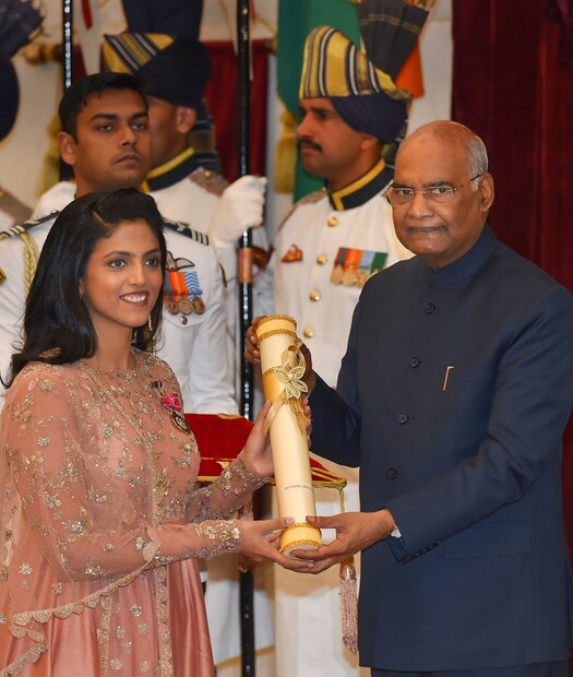 তারকা গ্র্যান্ডমাস্টার হরিকা দ্রোনাভাল্লি সম্মান নিলেন রাষ্ট্রপতি রামনাথ কোবিন্দের হাত থেকে ৷ (Image: PTI)