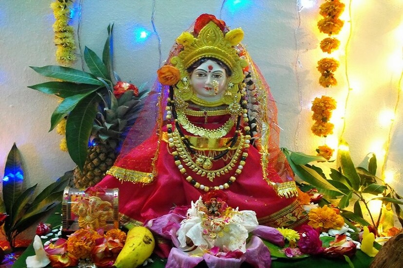 জীবনের প্রতিটি ক্ষেত্রেই শিক্ষার প্রগতি, সুখী সংসার, সন্তানের লেখাপড়া ও সন্তান যেন থাকে দুধে ভাতে এই কামনাই সমস্ত মায়েদের ৷ কেননা সংসার সুখের হয় রমনির গুণে ৷ 