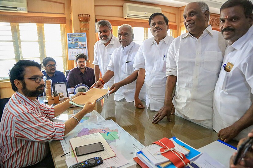 মনোনয়ন পত্র জমা দিলেন কন্যাকুমারীর বিজেপি প্রার্থী কেন্দ্রীয় অর্থ ও জাহাজ দফতরের রাষ্ট্রমন্ত্রী পন রাধাকৃষ্ণানক (Image: PTI) 