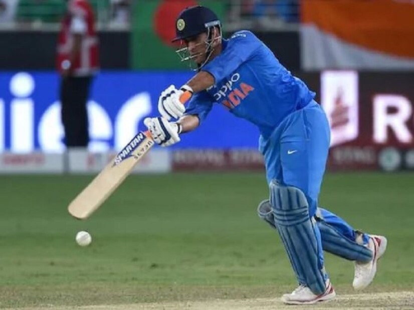 ধোনির অভিজ্ঞতাও দলের জন্য বাড়তি সুবিধা ৷ বিরাট কোহলি দলের দায়িত্বে থাকলেও যখন চাপের পরিস্থিতি হয় এখনও ধোনি তাঁদের গাইড করেন ৷ Photo- File 