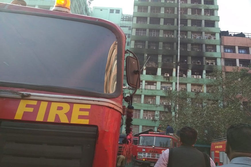 দিল্লির সিজিও কমপ্লেক্সের ৬ তলায় ভয়াবহ আগুন ৷ ঘটনাস্থলে পৌঁছেছে দমকলের ২৮টি ইঞ্জিন (Image: Vimal/News18) দিল্লির সিজিও কমপ্লেক্সের ৬ তলায় ভয়াবহ আগুন ৷ ঘটনাস্থলে পৌঁছেছে দমকলের ২৮টি ইঞ্জিন (Image: Vimal/News18)