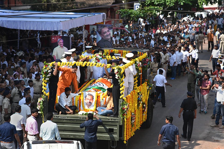 প্রয়াত গোয়ার মুখ্যমন্ত্রী মনোহর পর্রীকরের আজ শেষকৃত্য। বেশ কয়েকদিন ধরে প্যানক্রিয়াসে ক্যানসারে ভুগছিলেন তিনি। ৬৩ বছর বয়সী পর্রীকর তিনবার গোয়ার মুখ্যমন্ত্রী হন। (Image: PTI) প্রয়াত গোয়ার মুখ্যমন্ত্রী মনোহর পর্রীকরের আজ শেষকৃত্য। বেশ কয়েকদিন ধরে প্যানক্রিয়াসে ক্যানসারে ভুগছিলেন তিনি। ৬৩ বছর বয়সী পর্রীকর তিনবার গোয়ার মুখ্যমন্ত্রী হন। (Image: PTI)