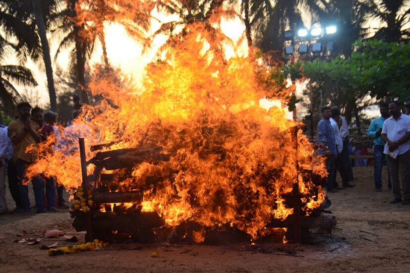 ২০১৮য় তাঁর অসুস্থতা ধরা পড়ে। চিকিৎসা চলাকালীনও মুখ্যমন্ত্রীর দায়িত্ব সামলান। রবিবার থেকে তাঁর শারীরিক অবস্থার অবনতি হতে থাকে। রবিবার সন্ধেয় চিকিৎসকরা তাঁকে মৃত ঘোষণা করেন। (Image: AFP) 