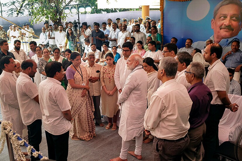 প্রয়াত গোয়ার মুখ্যমন্ত্রী মনোহর পর্রীকরকে শেষ শ্রদ্ধা জানাতে উপস্থিত হয়েছিলেন নির্মলা সীতারমণও। (Image: PTI)
